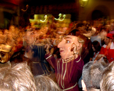 Patum envoltant les comparses