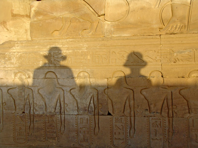 Silluetes sobre pedra picada