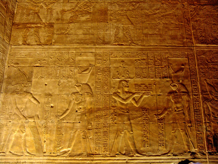 Alt Egipte 83 Egfú ofrenes a Horus