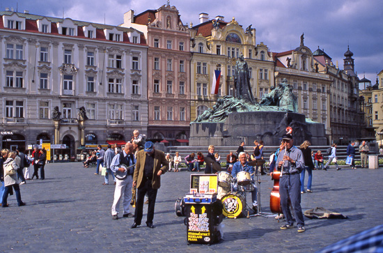 PRAGA 099 Músics a la plaça de la ciutat Vella